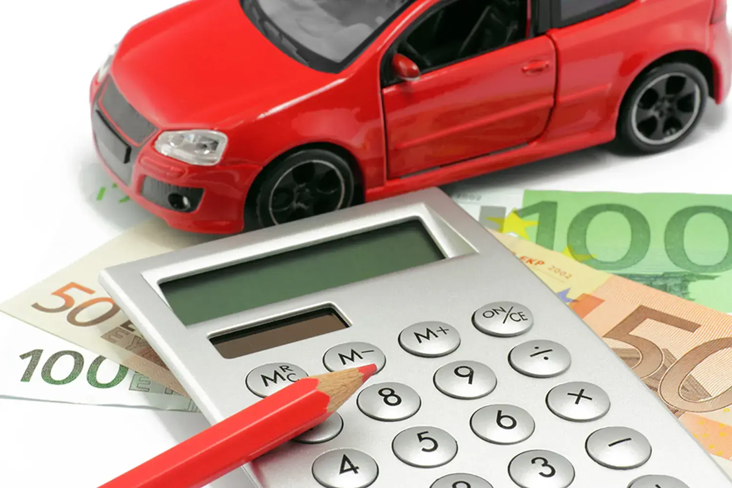 Taschenrechner, Bleistift und ein Spielzeugauto (Bauer GmbH)