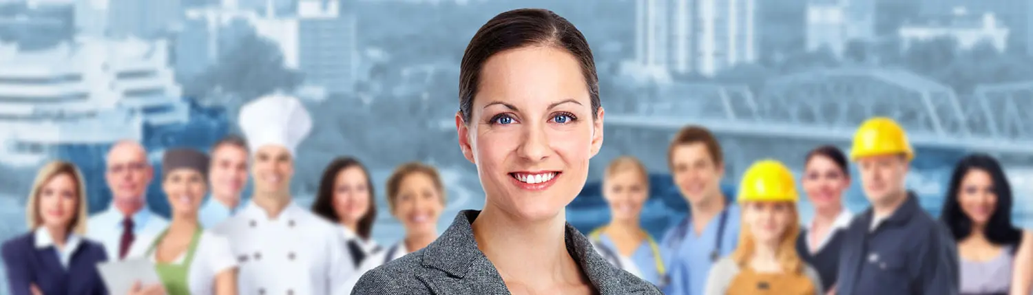 Eine Frau mit ihrem gesamten Team von Bauer GmbH