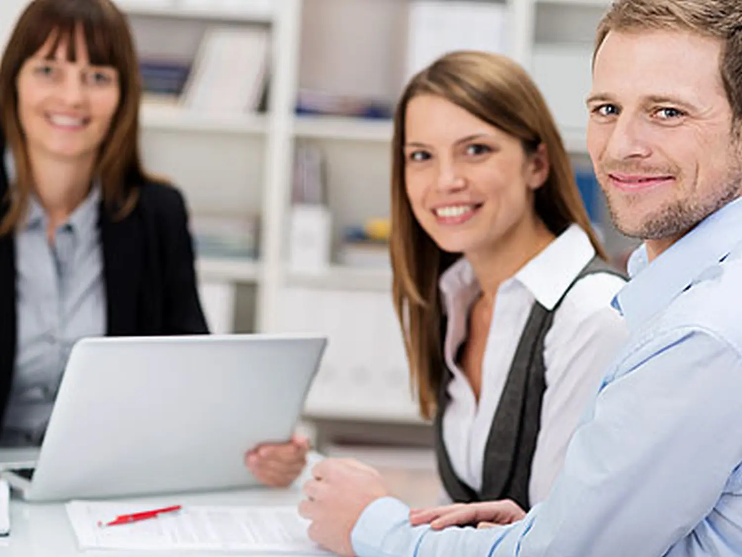 Frauen und Männer arbeiten gemeinsam in einem Büro (Bauer GmbH)